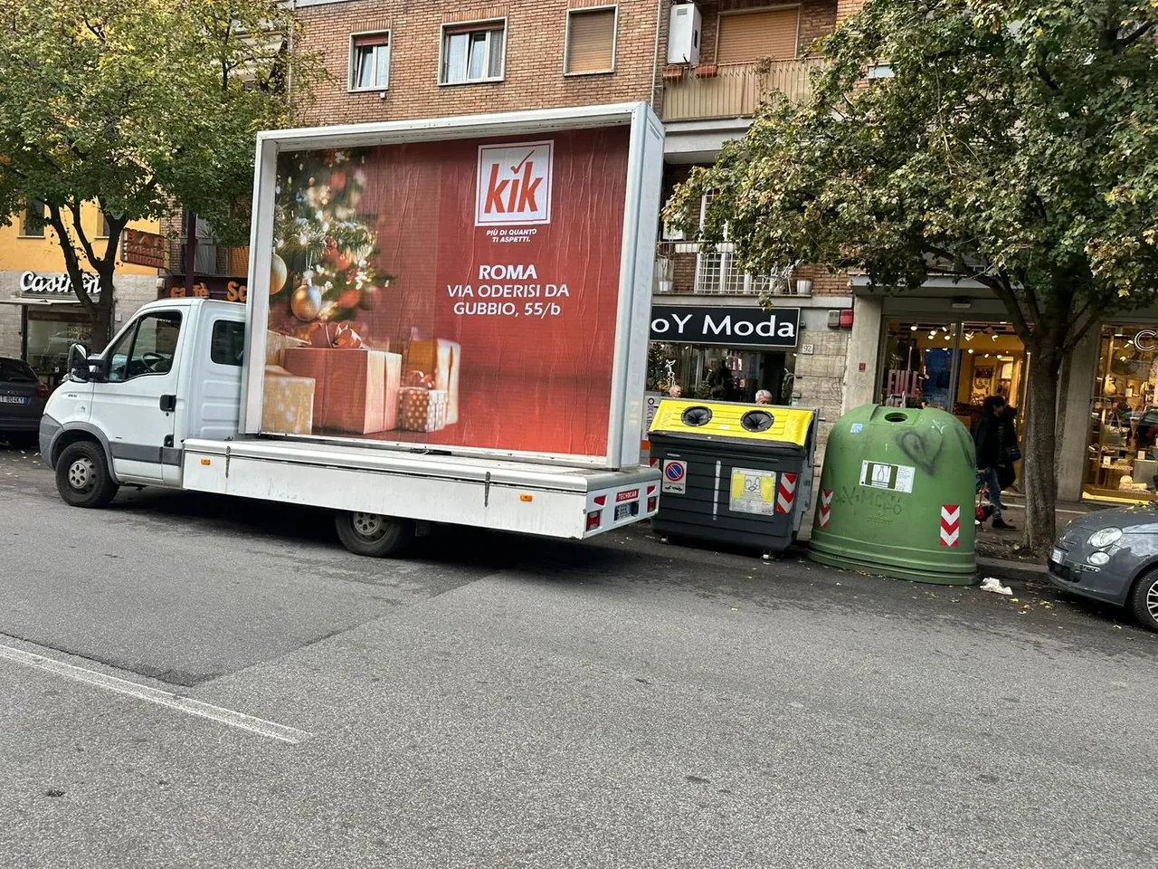 Camion vela con manifesto di un cliente
