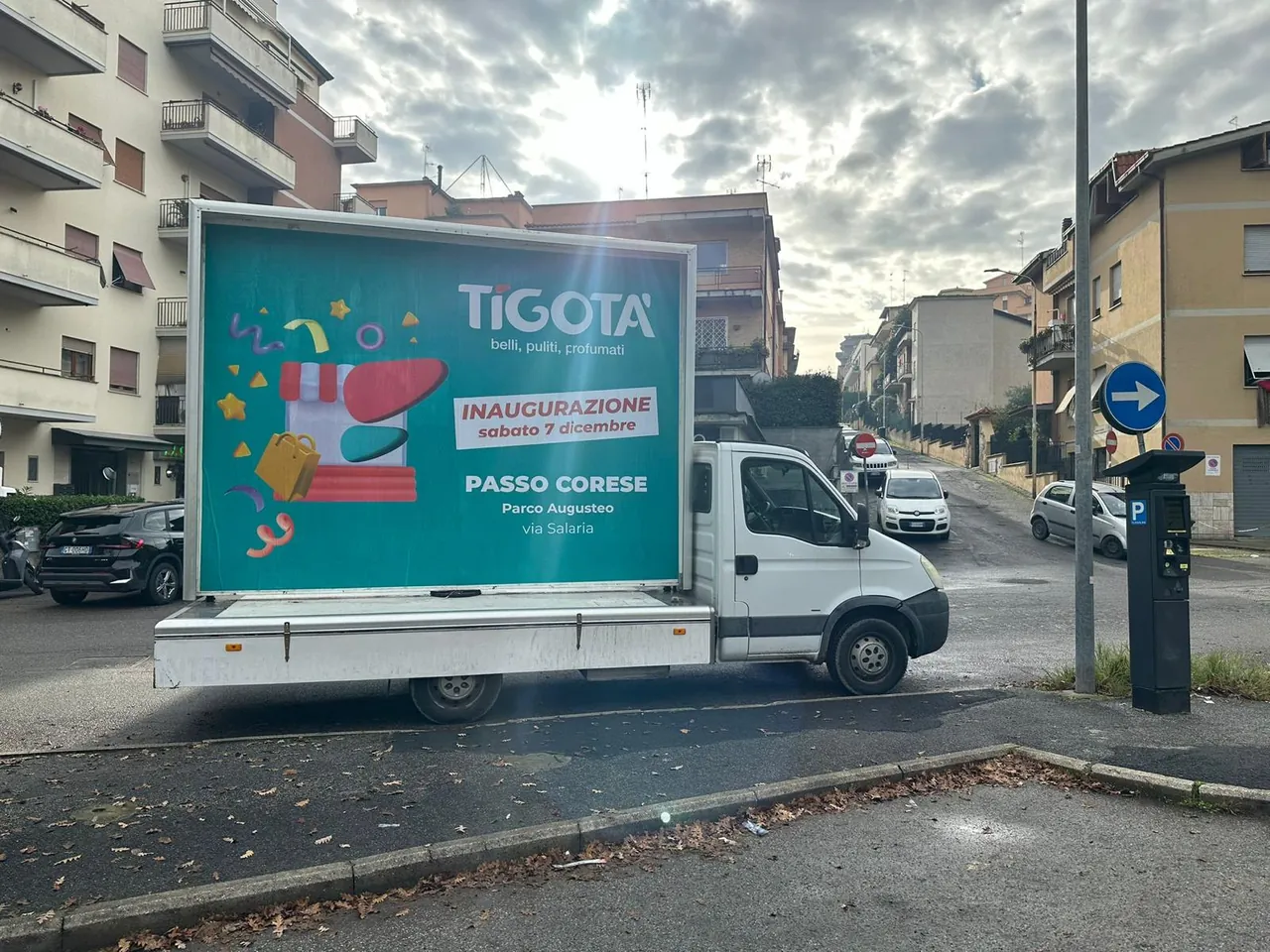 Camion vela di M.A.T. Advertising su strada