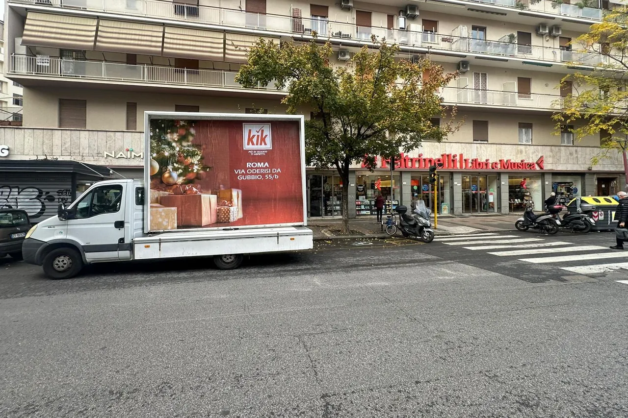 Vela pubblicitaria su camion